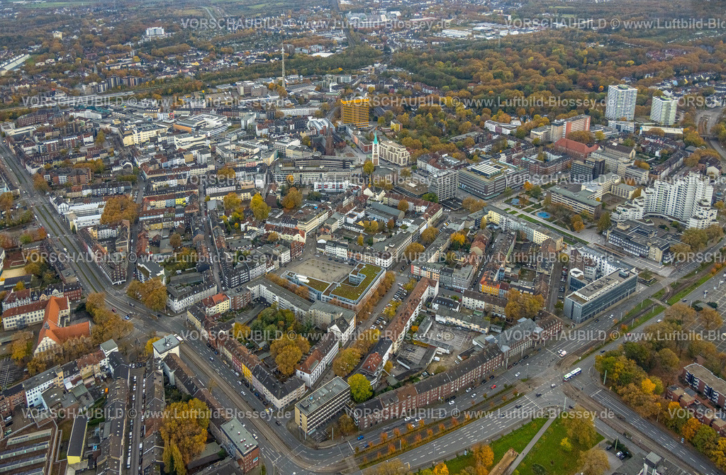 Gelsenkirchen231103005 | Luftbild, Ortsansicht Altstadt Wohngebiet mit Hochhäusern und Einkaufszentrum, Heinrich-König-Platz und kath. Propsteikirche St. Augustinus und evang. Altstadtkirche-Emmaus, Targobank gelbes Hochhaus, umgeben von herbstlichen Laubbäumen, Altstadt, Gelsenkirchen, Ruhrgebiet, Nordrhein-Westfalen, Deutschland