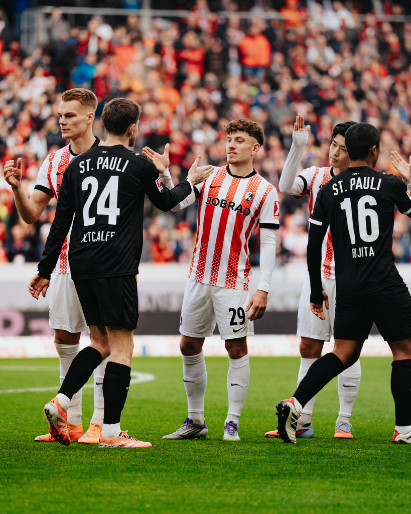 FCS09845 | Der offizielle Shop für FC St. Pauli Fotos. Wähle aus Spielszenen & Fanmomenten dein FCSP Wunschformat. Wir liefern Millerntor-Atmosphäre.
