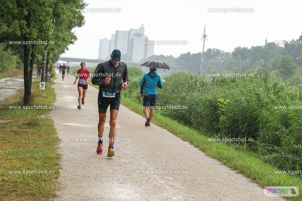LUR_1405 | 34. M-net Erlanger Triathlon 2025 #erlangertriathlon  #mnettriathlon2025 #mnettriathlon #team #olympischedistanz #mitteldistanz #triathlon #maindonaukanal  #erlangertriathlon2025 #yourpictrs #tv1848 #tv1848erlangen  #triathlonbayern #sportinerlangen #demsportverbunden #sportshot_your_pictrs Copyright: www.sportshot.de