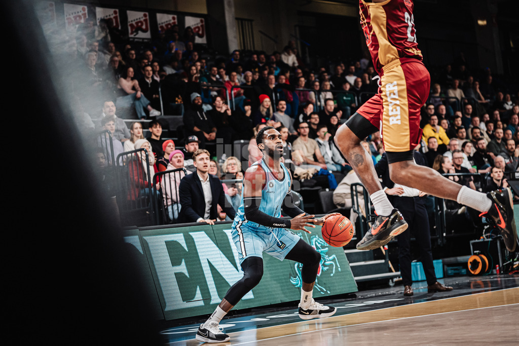 Basketball | Männer | Saison 2024/2025 | BKT EuroCup | Veolia Towers Hamburg vs. Umana Reyer Venice | 08.01.2025 | Rich Osaro (#3, Veolia Towers Hamburg)