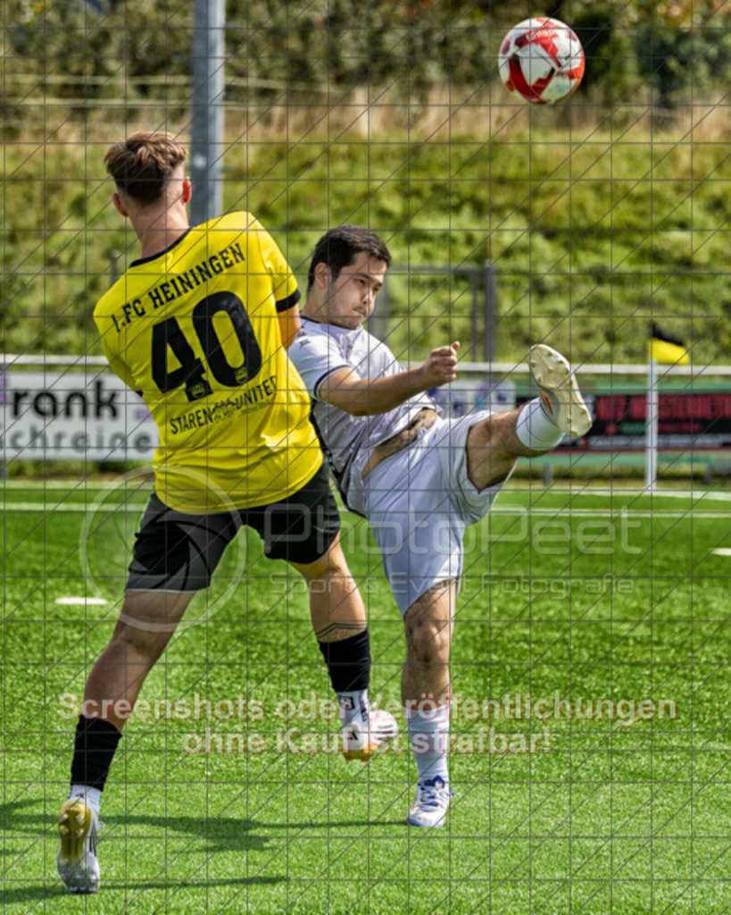 20250824_130121_0113-Bearbeitet | #,1.FC Heiningen II (gelb) vs. 1.Göppinger SV III (weiß), Fußball, Kreisliga B7 - Bezirk Neckar/Fils, 01. Spieltag, Saison 2025/2026, Kunstrasenplatz Sportzentrum Heiningen, Krautgarten 1, 73092 Heiningen, 24.08.2025 - 13:00 Uhr,Foto: PhotoPeet-Sportfotografie/Peter Harich