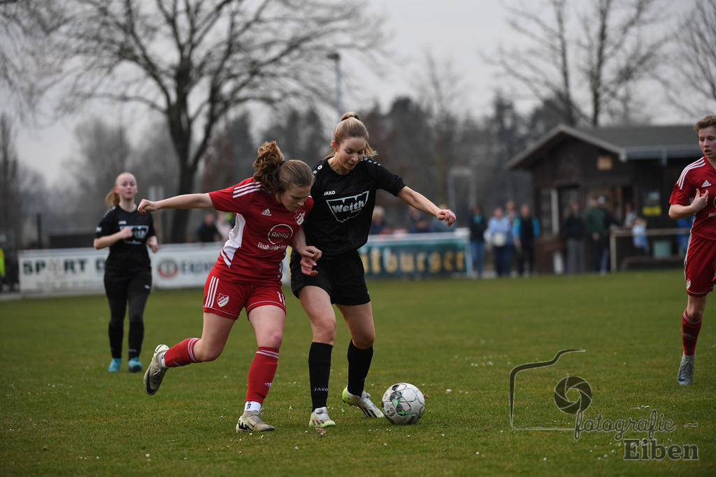 SG am Meer-SpVG Aurich U20 | Bezirksliga Frauen Nord; SG am Meer (schwarz)-SpVG Aurich U20 (rot) am 23.03.2025; in Gristede (Fehrenkampstr. 2a), Photo: Philip Eiben 2025 - Realisiert mit Pictrs.com