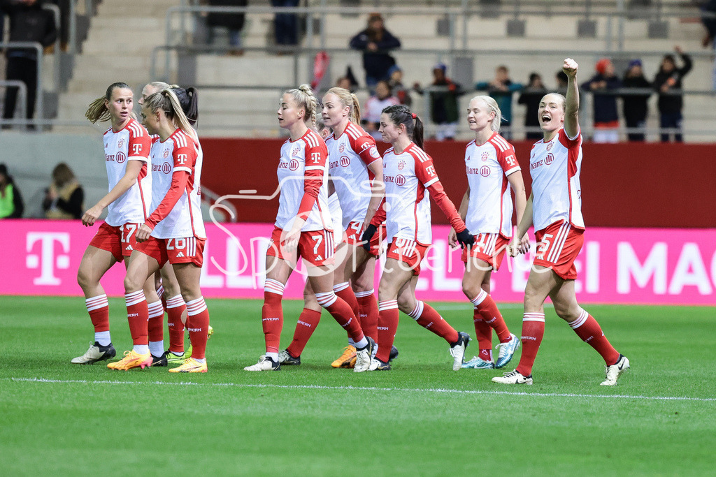 FC Bayern München Frauen - SV Werder Bremen Frauen | Jubel der der FCB Frauen nach dem Treffer zum 2-0 durch Jovana DAMNJAVOVIC (FCB #9) / Torschuetzin / Freude / Happy