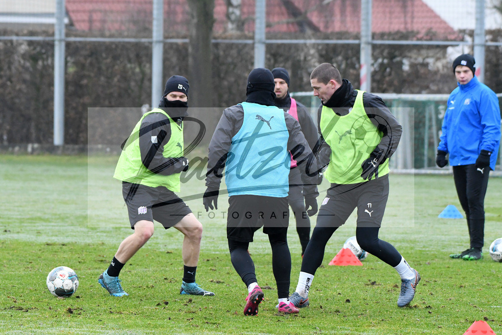 20200125_TRAOSN_0093 | Fußball, Herren: Bryan Henning (VfL Osnabrück), David Blacha (VfL Osnabrück) und Adam Susac (VfL Osnabrück) im Zweikampf beim Training des VfL Osnabrück am 25.01.2020 im Sportpark Illoshöhe in Osnabrück, Deutschland.(Foto von Nico Paetzel) - Realisiert mit Pictrs.com