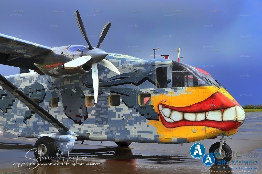 Flying Shoebox - Short S.C.7 Skyvan auf dem Flugplatz Husum-Schwesing | Die Short SC.7 Skyvan, auch als "Flying Shoebox" bekannt, ist ein britisches 19-sitziges Twin-Turboprop-Flugzeug, das erstmals am 17. Januar 1963 geflogen wurde. Es wurde von Short Brothers aus Belfast, Nordirland, hergestellt und verfügt über ein robustes Design mit kurzen Start- und Landefähigkeiten (STOL). Ursprünglich auf Anfrage von F.G. Miles Ltd. für eine Variante des Hurel-Dubois Miles HDM.106 Caravan-Designs wurde der Skyvan von 1960 bis 1986 mit etwas mehr als 150 hergestellten Flugzeugen hergestellt. Die verbleibenden Beispiele werden heute hauptsächlich für Kurzstreckenfracht- und Fallschirmspringen verwendet.