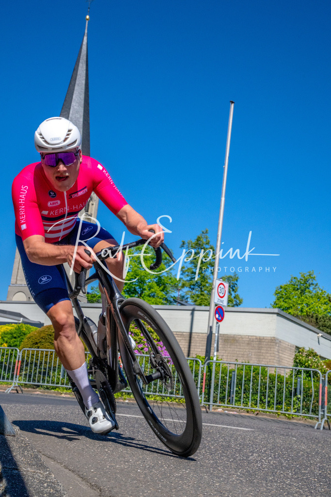 Spurt in den Mai 2026 - Großer Preis der Sparkasse Neuss | Annual one-day road cycling race "Großer Preis der Sparkasse Neuss" held in Büttgen, Germany, organized by VfR Büttgen 1912 e.V. The event features multiple races across all age categories from U11 youth to Elite men. - Realisiert mit Pictrs.com