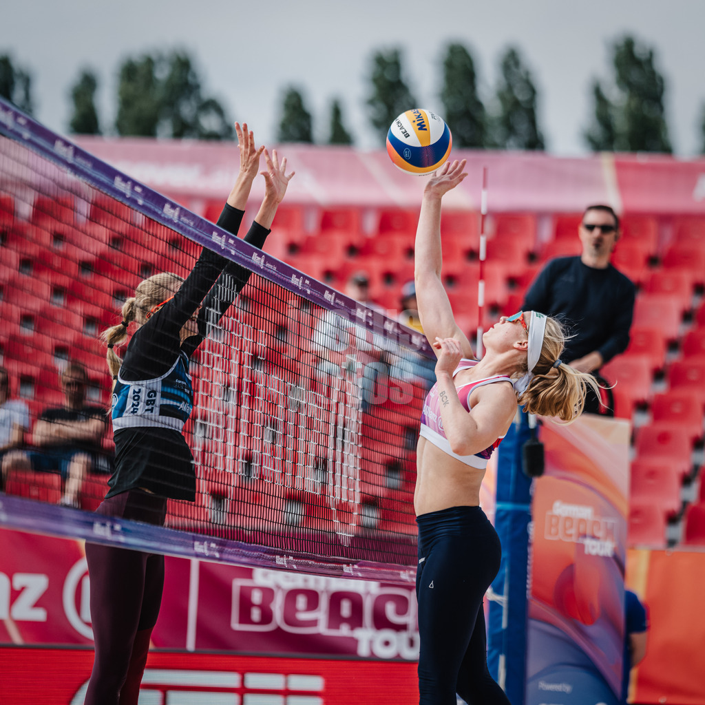 Beachvolleyball | Frauen | German Beach Tour 2024 | Tourstop Bremen | 07.06.2024 | Anna Behlen (rechts) beim Angriff gegen Nele Barber (links)