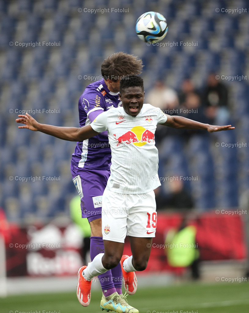A_LUI_21042024_9 | SPORT,FUSSBALL.ADMIRAL BUNDESLIGA RED BULL SALZBURG-AUSTRIA KLAGENFURT. 21.04.2024 IM BILD: KARIM KONATE (SALZBURG) UND THORSTEN MAHRER (KLAGENFURT) FOTO.FOTOLUI/MW