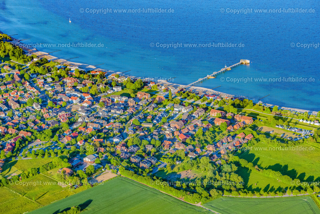 Kellenhusen_ELS_8599030622030622 | KELLENHUSEN 03.06.2022 Ortsansicht an der Meeres-Küste der Ostsee in Kellenhusen im Bundesland Schleswig-Holstein. Weiterführende Informationen bei: Ostseebad Kellenhusen. // Townscape on the seacoast of Baltic Sea in Kellenhusen in the state Schleswig-Holstein. Further information at: Ostseebad Kellenhusen. Foto: Martin Elsen