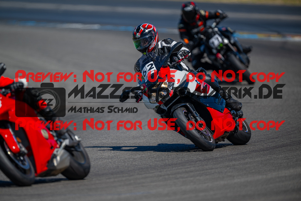 MaZZes-Fotomatrix-20260523-122984 | GRUEN