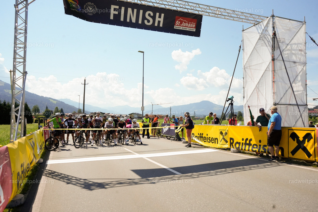 79_20230817_Bewerb_Maenner_Muehlanger | AUT - OESTERREICH, 2023-08-16: SPORT RENNRAD-FAHREN - 55. INTERNATIONALER RADWELTPOKAL IN ST. JOHANN IN TIROL  - Vintage-Radrennen mit WM-Bronze-Medaillen-Siegerin Christina Schweinberger, den Teilnehmer und Alexander Baumann (vom Orginastions-Team) - TAG 2 BEWERB MAENNER IN SECHS GRUPPEN  ; Foto: Roland Muehlanger
