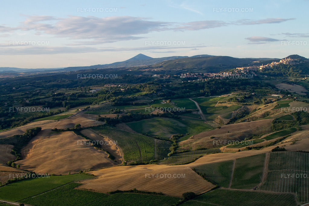Aerial view: View of the town in Montefollonico in the state Tuscany, Italy. – Photo: IMG_43359.jpg taken on 07/25/2011 by Werner Riehm/FLY-FOTO.com – Resolution of the original: 4272 x 2848 px