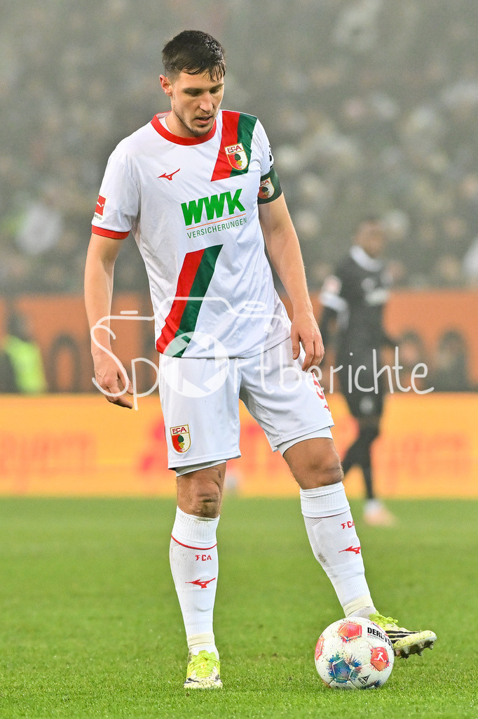 FC Augsburg - SC Freiburg | AUGSBURG, GERMANY - 18. JANUARY: am Ball Keven SCHLOTTERBECK (FC Augsburg 31) / Einzelfoto / Freisteller während dem Bundesligamatch zwischen dem FC Augsburg und dem SC Freiburg am 18. Spieltag in der WWK-Arena / DFL REGULATIONS PROHIBIT ANY USE OF PHOTOGRAPHS AS IMAGE SEQUENCES AND/OR QUASI-VIDEO
