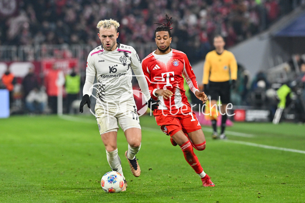 FC Bayern München - 1. FSV Mainz 05 | MUNICH, GERMANY - 14. DECEMBER: im Duell Benedict HOLLERBACH (1. FSV Mainz 05 17) und Michael OLISE (FC Bayern Munich 17) während dem Bundesligamatch zwischen dem FC Bayern München und dem 1. FSV Mainz 05 am 14. Spieltag in der Allianz Arena / DFL REGULATIONS PROHIBIT ANY USE OF PHOTOGRAPHS AS IMAGE SEQUENCES AND/OR QUASI-VIDEO
