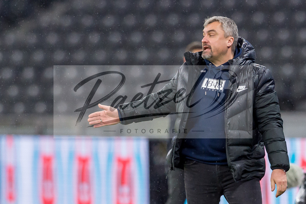 HERBOC20220204_272 | Fussball, Herren: Trainer Thomas Reis (VfL Bochum) gestikuliert, Gestik bei dem Spiel der 1. Bundesliga zwischen Hertha BSC und VfL Bochum im Olypiastadion am 04.02.2022 in Berlin, Deutschland.DFB / DFL REGULATIONS PROHIBIT ANY USE OF PHOTOGRAPHS AS IMAGE SEQUENCES AND/OR QUASI-VIDEO. - Realisiert mit Pictrs.com
