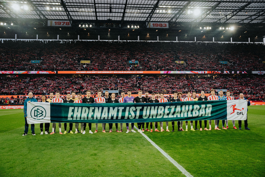 FCS06708 | Der offizielle Shop für FC St. Pauli Fotos. Wähle aus Spielszenen & Fanmomenten dein FCSP Wunschformat. Wir liefern Millerntor-Atmosphäre.