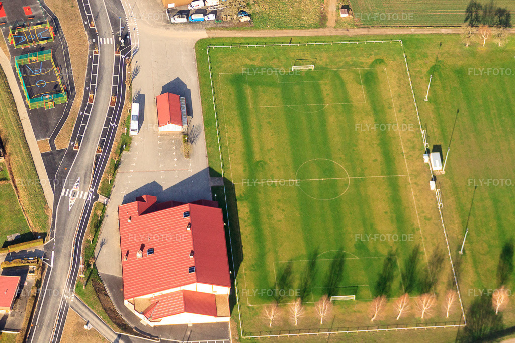 Luftbild: Stade du Rhin - F.C. Munchhausen in Munchhausen im Bundesland Bas-Rhin in Frankreich. – Foto: IMG_25587.jpg vom 02.04.2010 durch Werner Riehm/FLY-FOTO.de – Auflösung des Originals: 4073 x 2715 px