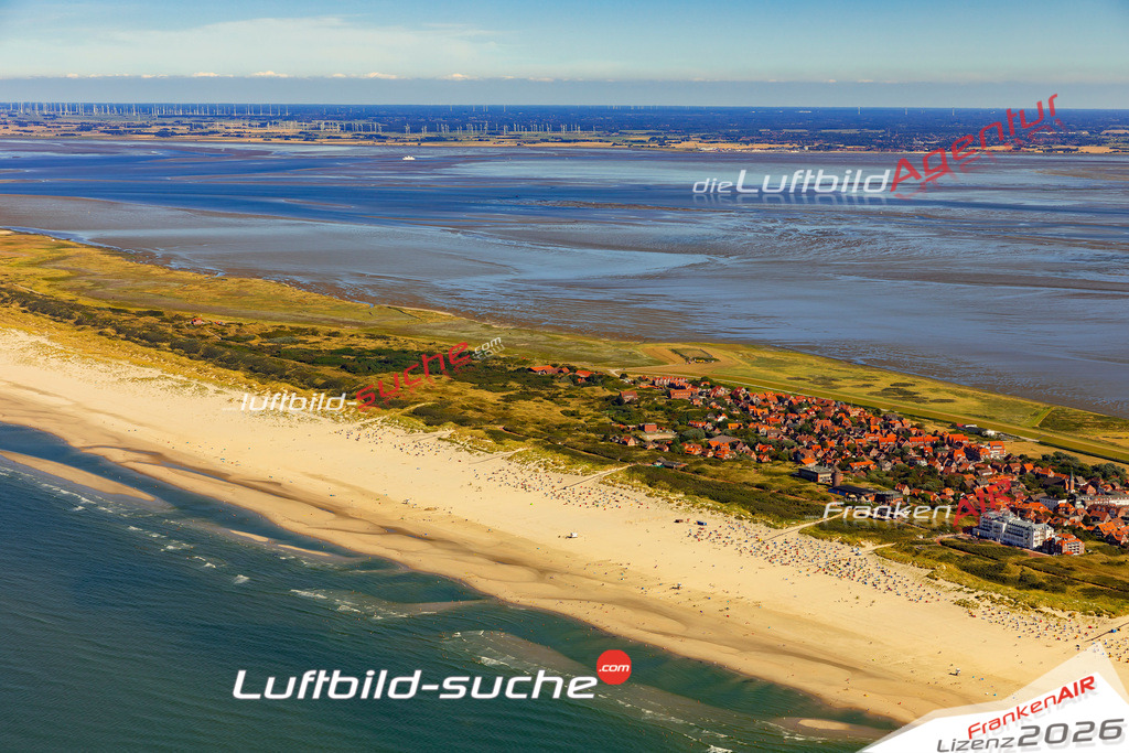 Aktuelles Luftbild von  Juist - Die Luftaufnahme wurde 2022 mittels UL-Flugzeug erstellt ( keine Drohne ) - hochauflösende Kamera-Systeme von  Canon -Beste Qualität - Für grossformatige Ausdrucke geeignet. Die Geschenkidee !