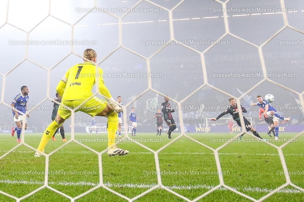 S0401022501084 | 01.02.2025, Fußball, FC Schalke 04 - 1. FC Magdeburg, 2.. Fußball Bundesliga, 20. Spieltag, Veltins-Arena Gelsenkirchen, Saison 2024 2025: Torwart Dominik Reimann (1.FC Magdeburg #1) verteidigt das Tor gegen Tobias Mohr (S04 #29)DFB regulations prohibit any use of photographs as image sequences and or quasi-video.