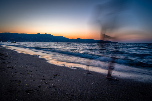 2026-07-20_19-48-32_050 | Verschwommene Bewegung einer Person am Strand in der Abenddämmerung, Heraklion, Kreta, Griechenland - Realisiert mit Pictrs.com