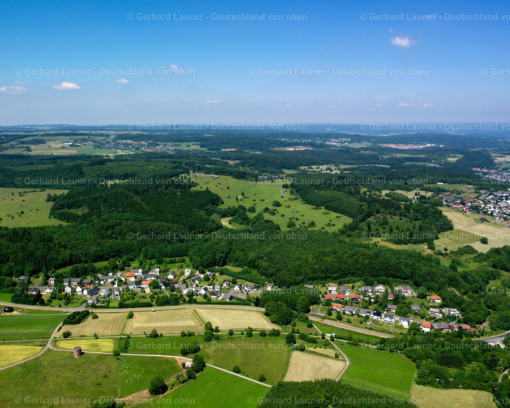 2610717 | HEILIGENBORN 09.06.2006 Von Wald und Forstgebieten umgebener Ortskern der Straßen und Häuser und Wohngebiete in Heiligenborn im Bundesland Hessen, Deutschland // Surrounded by forest and forest areas center of the streets and houses and residential areas in Heiligenborn in the state Hesse, Germany Foto: Gerhard Launer