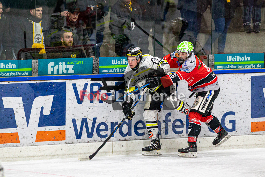 TSV Peißenberg MINERS gegen ERSC Amberg Wild Lions | Eishockey Bayernliga Herren Vorrunde 2024/25, TSV Peißenberg MINERS gegen ERSC Amberg Wild Lions, 20241229,Zweikampf zwischen Felix FEDER (Wild Lions 76) und Denis DEGENSTEIN (MINERS 28),2024-12-29 in Peißenberg (Eisstadion Peißenberg)Felix FEDER (Wild Lions 76), Denis DEGENSTEIN (MINERS 28)Copyright: WolfgangxLindner foto-lindner.de