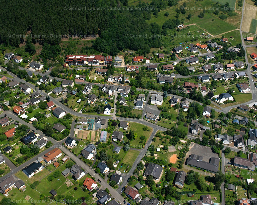 2610600 | WISSENBACH 09.06.2006 Von Wald und Forstgebieten umgebener Ortskern der Straßen und Häuser und Wohngebiete in Wissenbach im Bundesland Hessen, Deutschland // Surrounded by forest and forest areas center of the streets and houses and residential areas in Wissenbach in the state Hesse, Germany Foto: Gerhard Launer