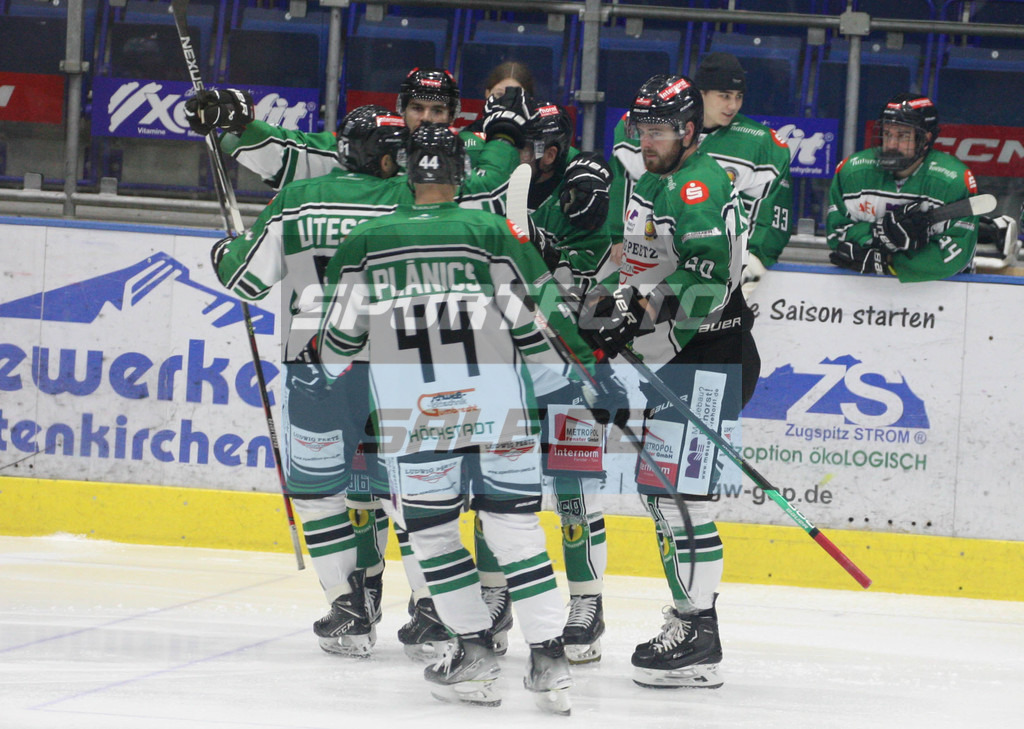 SC Riessersee - Höchstadt Alligators | Fotodatenbank für Print- und Onlinemedien mit den Schwerpunkten Fußball, Eishockey, Basketball, Handball, Wintersport und Leichtathletik - Realisiert mit Pictrs.com