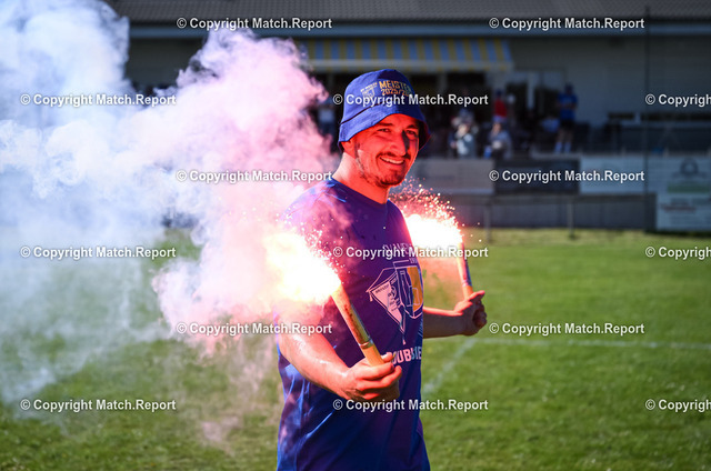Fussball Kreisliga B 5  Alb 2025/2026  SV Weiler feiert die Meisterschaft | Fussball Kreisliga B 5  Alb 2025/2026  26.04.2026 in HemmendorfDer SV Weiler, Tobias Merk feiert mit Pyros die Meisterschaft und den Aufstieg in die A-LigaFOTO: Pressefoto ULMER / Markus Ulmer xxNOxMODELxRELEASExx