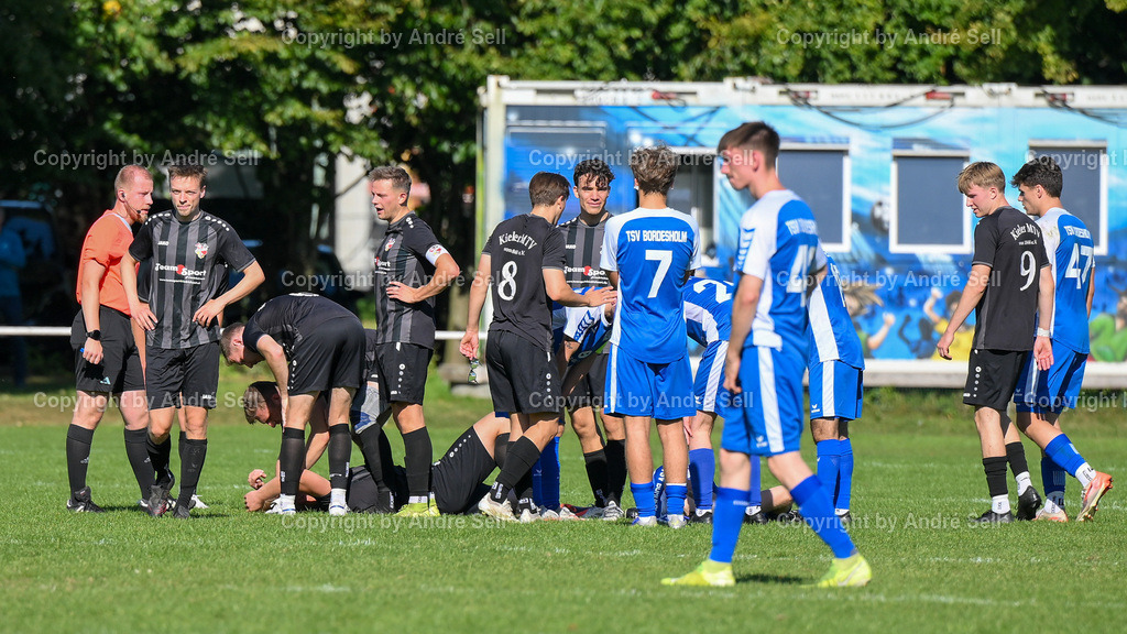 Kieler MTV vs TSV Bordesholm | Kopfverletzung Justus Bayer (KMTV #20 links am Boden) &amp; Justin Thurner (Bordesholm #25 rechts am Boden) / Fußball-Verbandsliga Ost Männer 2025/2026 / Kieler MTV vs TSV Bordesholm / Professor-Peters-Platz / Kiel / 28.09.25 - Realisiert mit Pictrs.com