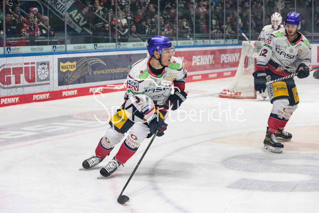 Augsburger Panther - Eisbaeren Berlin | Leonhard PFOEDERL (EBB #93) am Puck / Leonhard PFOEDERL