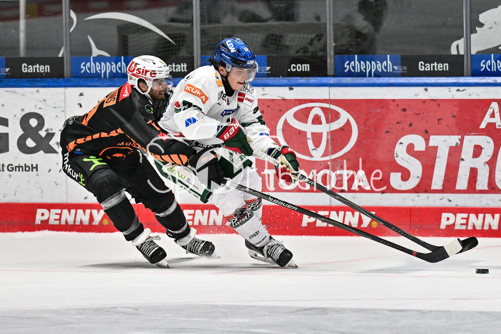 Augsburger Panther - Moser Medical Graz99ers | im Duell Chirs COLLINS (Graz99ers 10) und Enrico HENRIQUEZ (Augsburger Panther 52) / Zweikampf / Testspiel: Augsburger Panther - Moser Medical Graz99ers; Curt Frenzel Stadion am 31.08.2025
