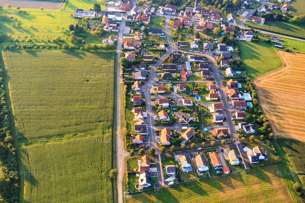 Vue aérienne: Nouvelle zone de développement Rue Neuve depuis le nord-ouest à Neuhaeusel dans le département Bas Rhin, France – .Photo: IMG_093092.jpg prise le 16/08/2016 par Werner Riehm/FLY-FOTO.eu – Résolution de l'original: 5015 x 3343 px