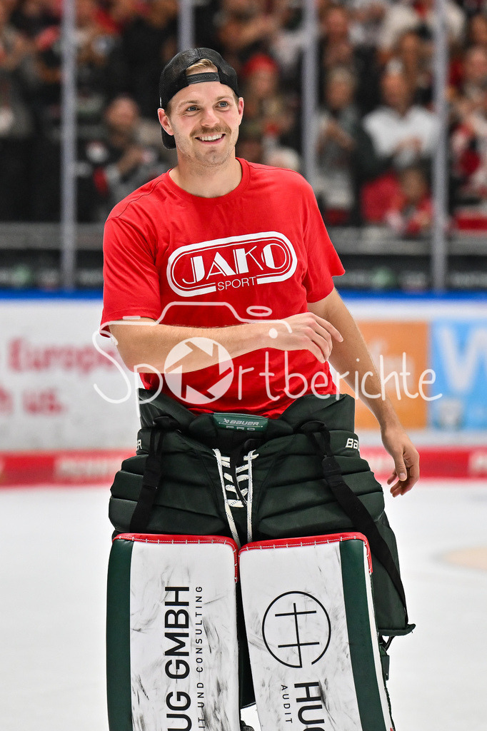 Augsburger Panther - Kölner Haie | Glückliche Augsburger Panther feiern den Heimsieg gegen Köln mit den heimischen Fans / DEL: Augsburger Panther - Kölner Haie; Curt Frenzel Stadion am 26.09.2025 / Michael GARTEIG (Augsburger Panther 34 / Einzelfoto / Freisteller