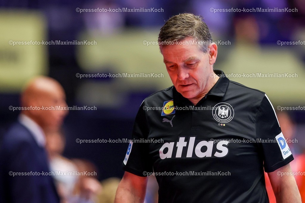 EHF19012602145 | 19.01.2026, Handball, Men's EHF EURO 2026, Deutschland - Spanien, Jyske Bank Boxen in Herning, Dänemark, Preliminary Round: Headcoach Alfred Gislason (Germany #hc) gestikulierend am Spielfeldrand  