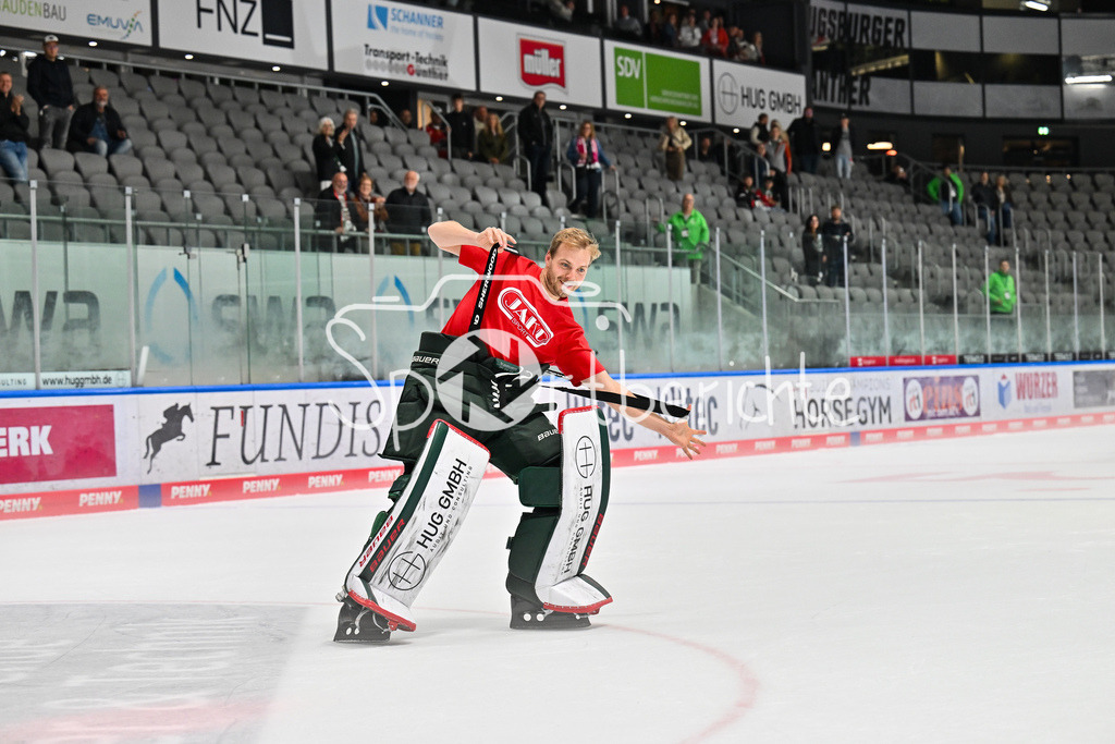 Augsburger Panther - Iserlohn Roosters | Die Augsburger Panther feiern zusammen mit ihren Fans den Heimsieg gegen Iserlohn / Penny DEL: Augsburger Panther - Iserlohn Roosters; Curt Frenzel Stadion am 21.09.2025 / im Bild Michael GARTEIG (Augsburger Panther 34