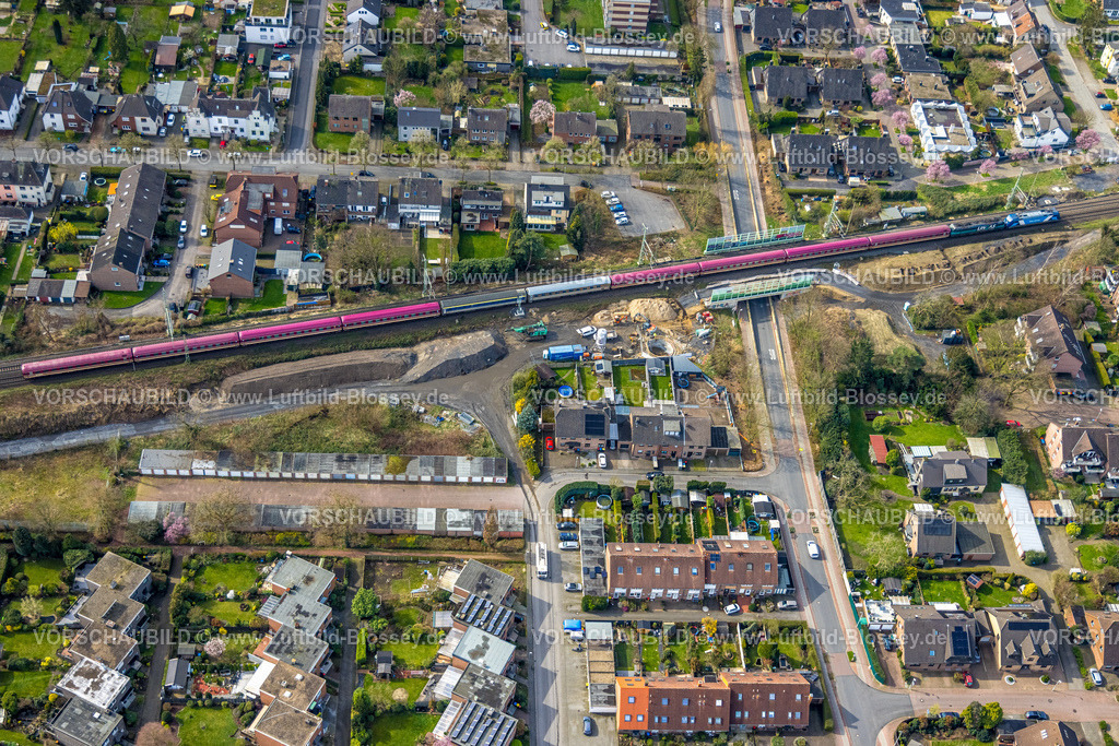 Dinslaken240308920 | Luftbild, Eisenbahnbrücke Dianastraße und Bahndamm Baustelle für Schallschutzwände nahe der Hedwigstraße, Ausbau der Betuweroute und Betuwe-Linie Eisenbahnstrecke, Güterzug, Bruch, Dinslaken, Nordrhein-Westfalen, Deutschland