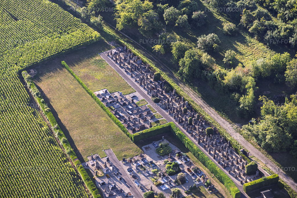 Aerial view: Cemetery with Jewish burial section in Soultz-sous-Forêts in the state Bas-Rhin, France. – Photo: IMG_158242.jpg taken on 07/25/2026 by Werner Riehm/FLY-FOTO.com – Resolution of the original: 6000 x 4000 px – Cimetiere juif de Soultz-sous-Forets - Jüdischer Friedhof in Sulz unterm Wald