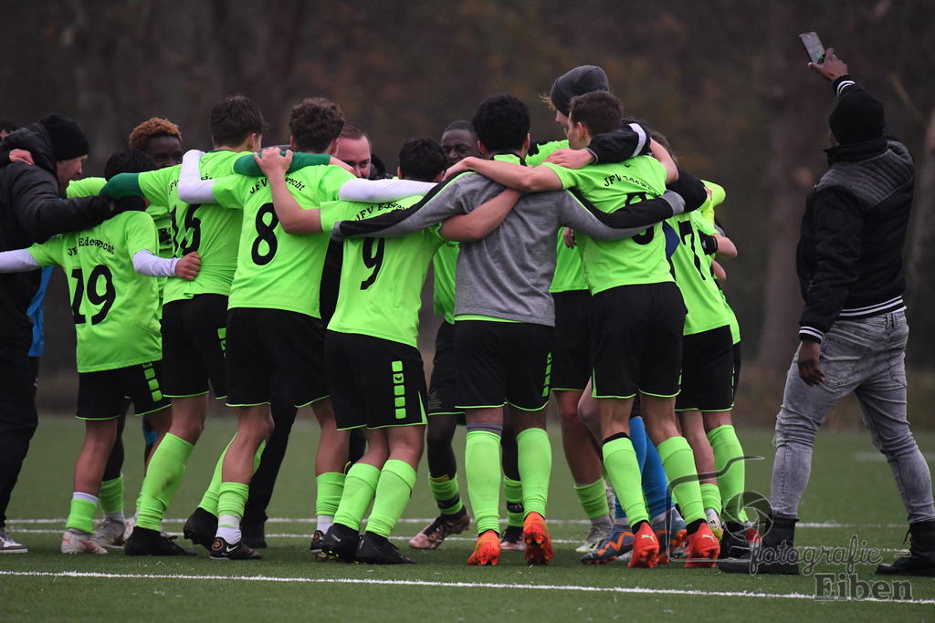 JFV Edewecht-Osnabrücker SC | C-Jugend Landesliga; JFV Edewecht (grün)-Osnabrücker SV (rot) am 18.11.2023; in Edewecht (Sportanlage Göhlenweg), Photo: Philip Eiben 2023 - Realisiert mit Pictrs.com