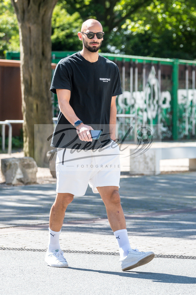 TRASVW20200521_0091 | Fussball, Herren: Oemer Toprak (Werder Bremen) schaut bei der Ankunft am wohninvest Weserstadion am 21.05.2020 in Bremen, Deutschland. - Realisiert mit Pictrs.com