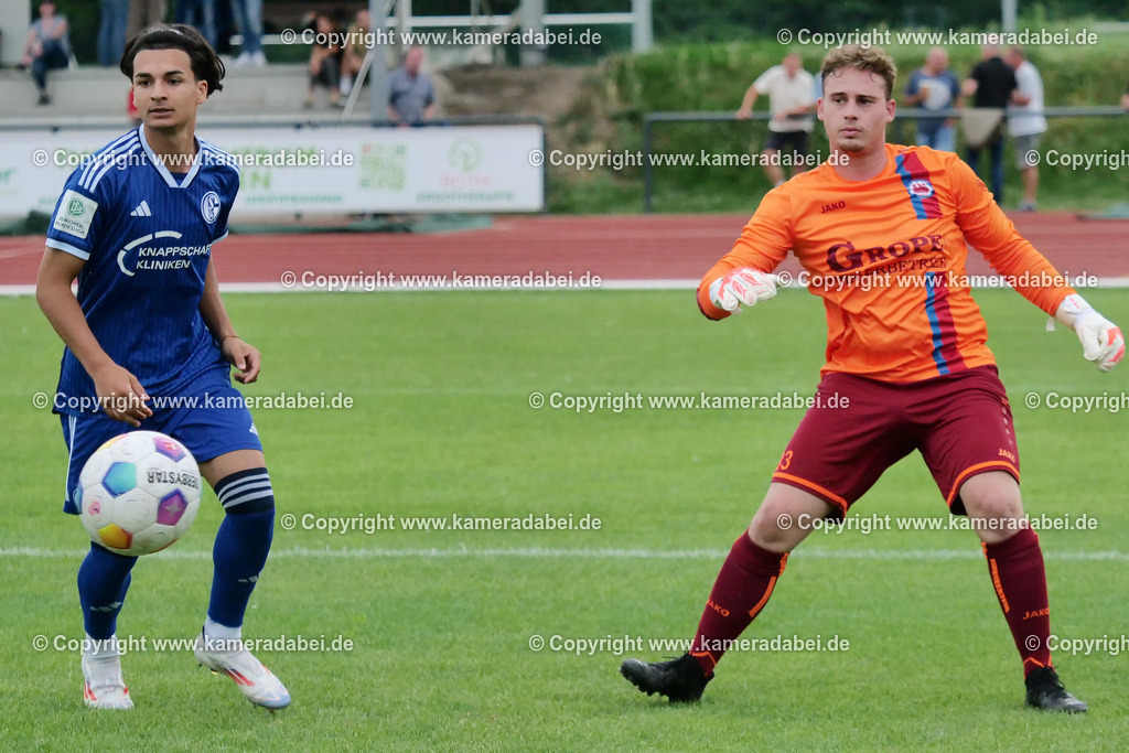 Fußball : Testspiel : SuS 09 Dinslaken - Schalke 04 U 19 am 25.07.2024 | Foto : Jochen Emde / www.kameradabei.de - Realisiert mit Pictrs.com