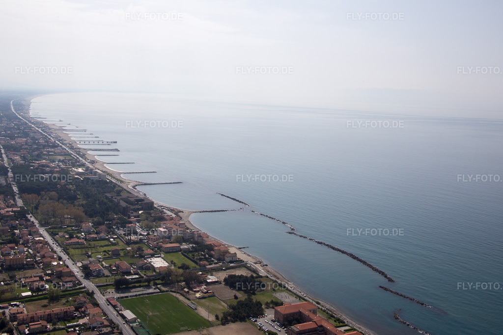 Luftbild: Ortsansicht in Avenza im Bundesland Toscana in Italien. Foto: IMG_087172.jpg vom 04.04.2016 durch Werner Riehm/FLY-FOTO.de