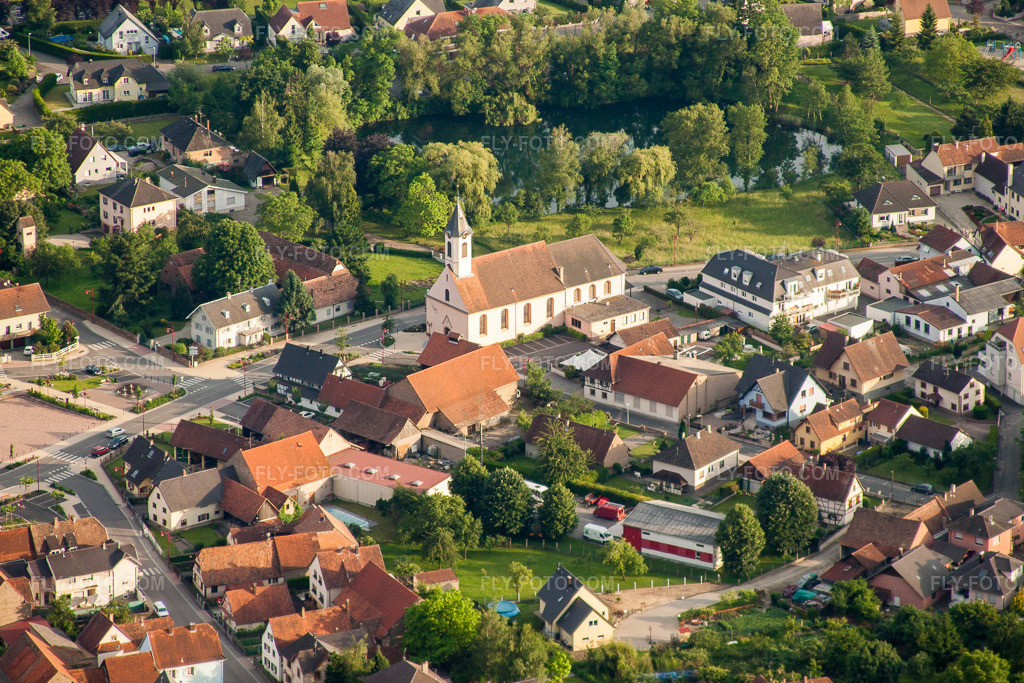 Aerial view: Church building of the Conseil de Fabrique de L'Eglise Catholique in the center of the village in Kilstett in the state Bas-Rhin, France. – Photo: IMG_28856.jpg taken on 06/14/2010 by Werner Riehm/FLY-FOTO.com – Resolution of the original: 4442 x 2961 px