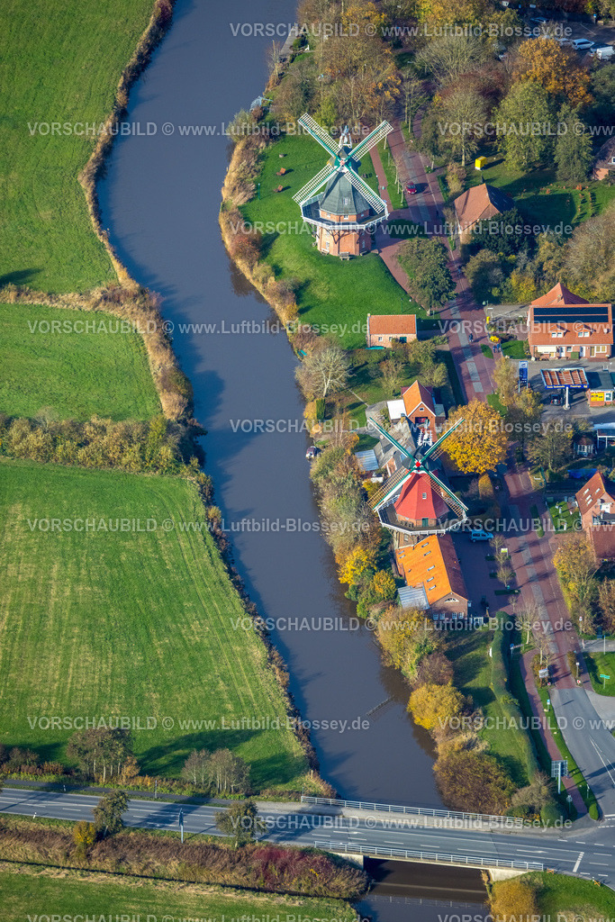 Greetsiel251104803-2 | Luftbild, Greetsieler Zwillingsmühlen mit Grüne Mühle und Schoofs Mühle, Altes Greetsieler Sieltief und Wohnhäuser Mühlenstraße, Greetsiel, Krummhörn, Norddeutschland, Ostfriesland, Niedersachsen, Deutschland