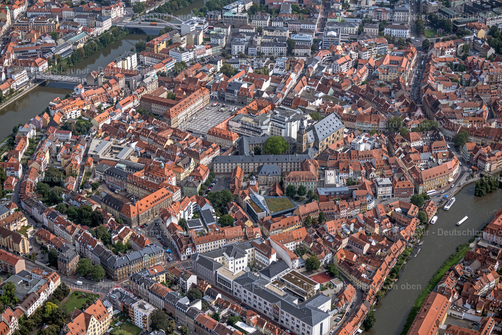 4060217 | BAMBERG 07.09.2021 Altstadtbereich und Innenstadtzentrum von Bamberg im Bundesland Bayern, Deutschland. // Ensemble space  with cathedral and new residence in the inner city center in Bamberg in the state Bavaria, Germany. Foto: Gerhard Launer