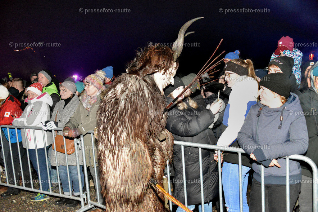 news-2022-Dez03-Krampusumzug-Reutte-WTV_5831 | Info aus dem Bezirk Reutte/Ausserfern Tirol sowie eine umfangreiche Bilddatenbank über die gesamte Region: Lechtal, Talkessel Reutte, Tannheimertal, Zwischentoren. Lech, Plansee, Zugspitze, Grenztunnel, B179, Fernpassstraße, Verkehr, Lawinen, Tradition, - Realisiert mit Pictrs.com