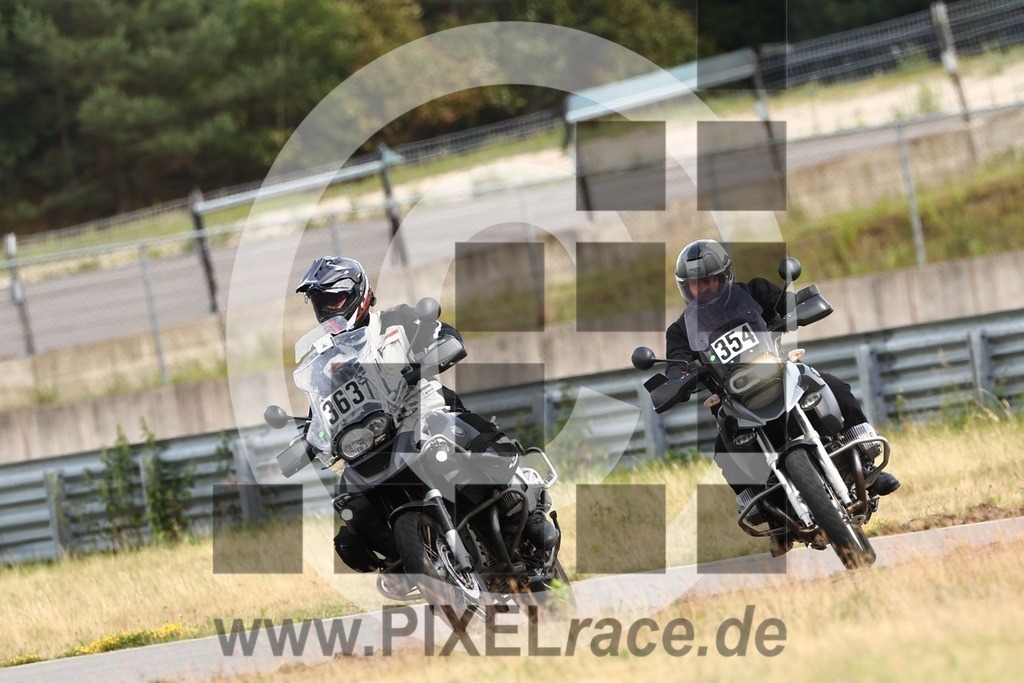 0354-PXR55837 | Schöne Erinnerungen an spannende Momente - das festzuhalten ist unser Job. PIXELrace.de ist seit 2003 auf den Rennstrecken Europas unterwegs um die Action draußen beim Fahren und die wunderbare Stimmung imm Fahrerlager für euch einzufangen.