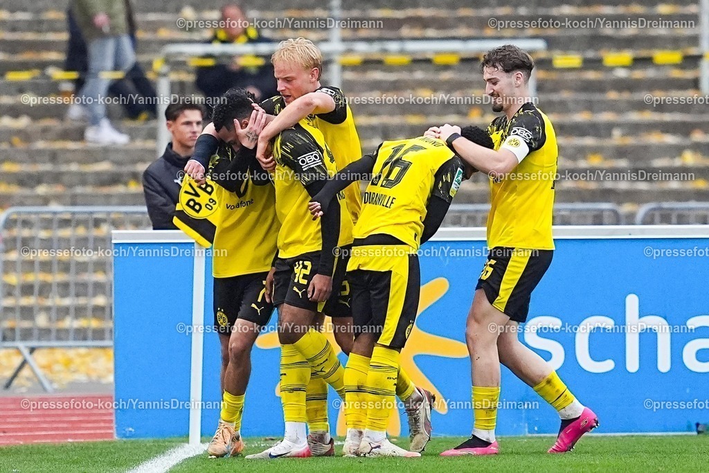 xYDRx08112501060 | 08.11.2025, xydrx, Fußball, Regionalliga West, Borussia Dortmund II - FC Schalke 04 II, Saison 2025 2026, Stadion Rote Erde: Torjubel nach dem Tor zum 3:1 für Borussia Dortmund II durch Torschütze Almugera Kabar (Borussia Dortmund II #42) zusammen mit Julien Dienda M. Duranville (Borussia Dortmund II #16) und Ben Huening (Borussia Dortmund II #15)