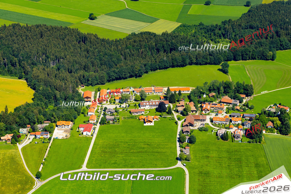 Aktuelles Luftbild von Erlkam Holzkirchen - Die Luftaufnahme wurde 2022 mittels UL-Flugzeug erstellt ( keine Drohne ) - hochauflösende Kamera-Systeme von  Canon -Beste Qualität - Für grossformatige Ausdrucke geeignet. Die Geschenkidee !