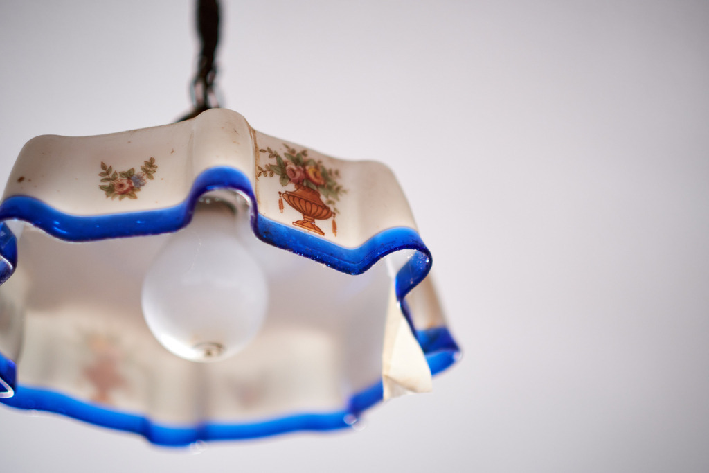 Innenraum einer leeren Gaststätte im Weinviertel | Austria - June 08, 2021: Innenraum einer leeren Gaststätte im Weinviertel, Lampeschirm mit blauer Umrandung. - Realisiert mit Pictrs.com